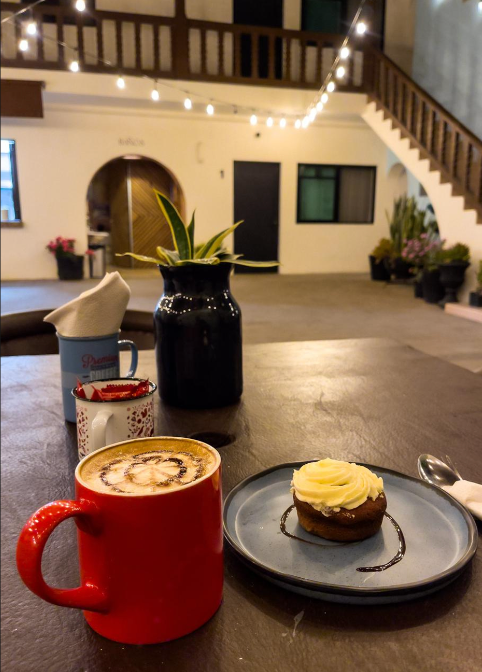 Latte Moka con Pastelito Red Velvet